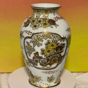 Vintage Gold Imari Japanese Hand painted Porcelain Vase